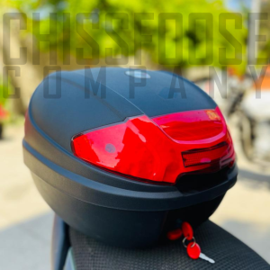 Cajuela 830 negra con reflejante rojo 29L